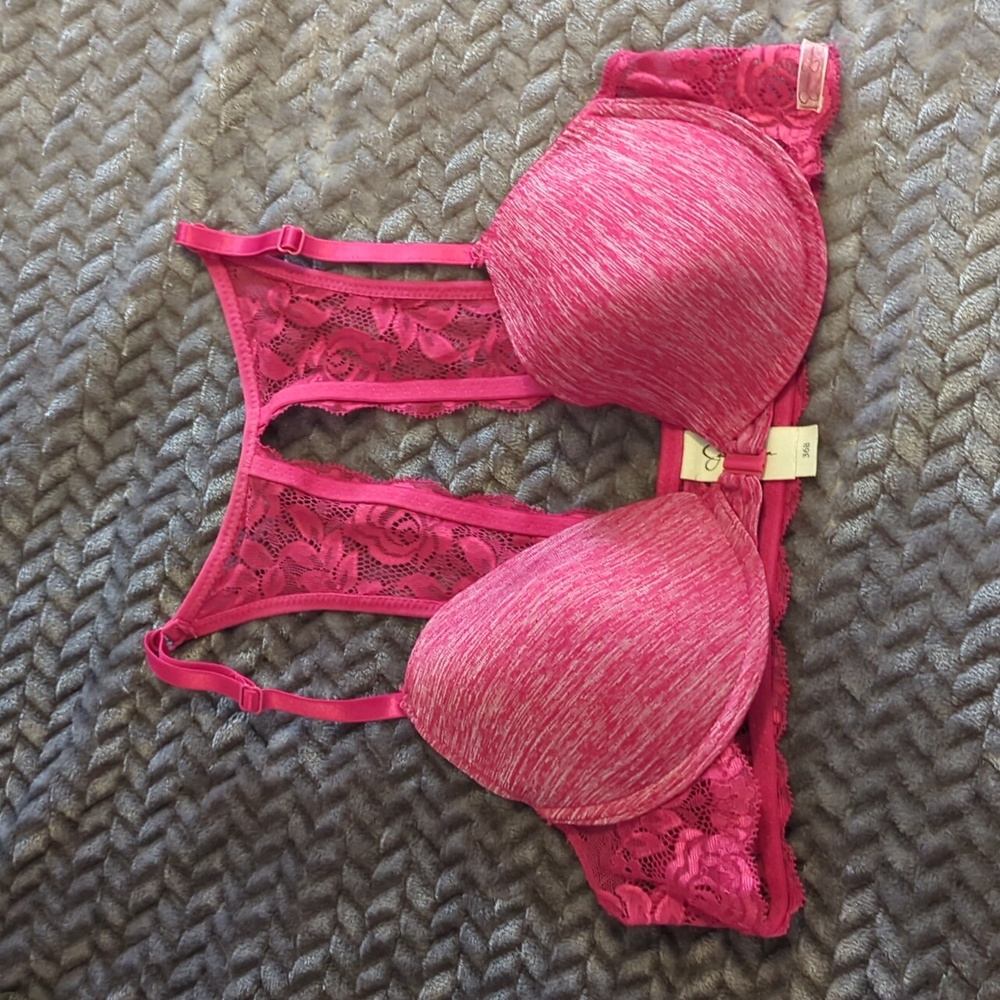 Jessica Simpson bra